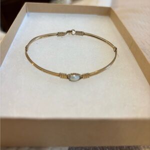 Elegant Gold Bracelet with Pearl Accent